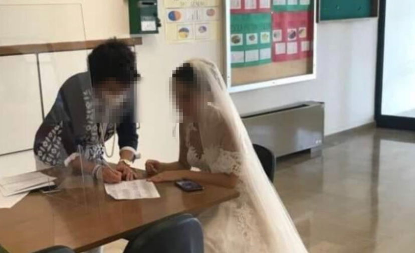 Carmela Santoro, la storia poco romantica dietro la “foto romantica” della prof che firma in abito da sposa article-post