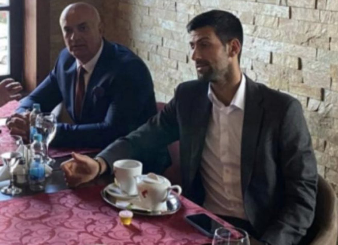 Le strane frequentazioni di Djokovic, fotografato al tavolo con uno dei comandanti della strage di Srebenica article-post