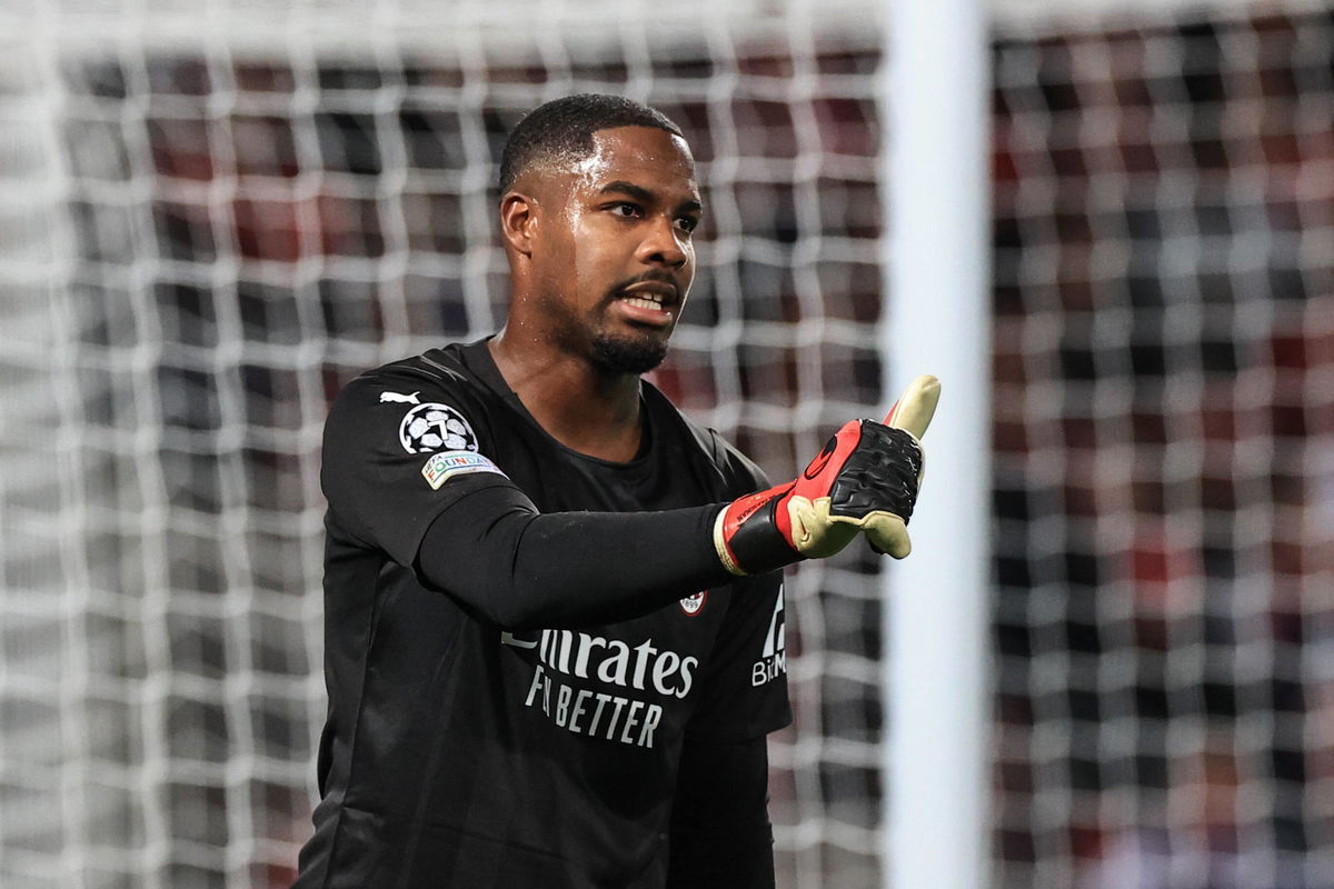 È stato identificato (e denunciato) il “tifoso” che ha insultato il portiere del Milan Maignan article-post