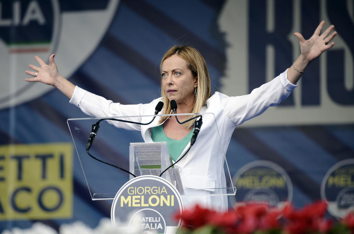 L’ironia della sorte colpisce Giorgia Meloni: a Torino contestata da no-vax e no pass | VIDEO article-post