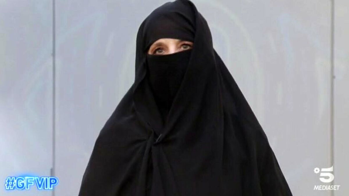 Jo Squillo con il Niqab al GFVIP. E Signorini scatta: “Toglilo che mi fa impressione” | VIDEO article-post