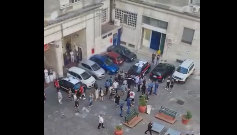 La rissa nel parcheggio dell’ospedale Pellegrini a Napoli | VIDEO article-post
