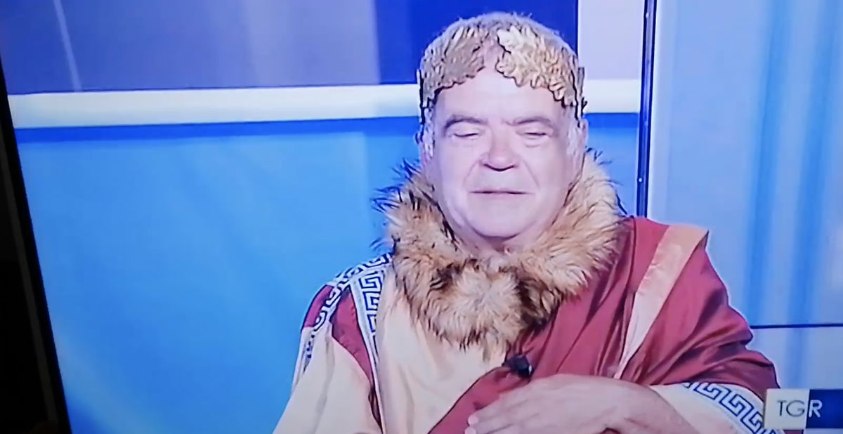 Il candidato sindaco a Roma che va in tv vestito da Nerone | VIDEO article-post