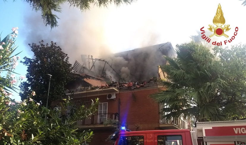 Esplosione in un palazzo nel quartiere romano di Torre Angela: almeno 3 feriti | VIDEO article-post