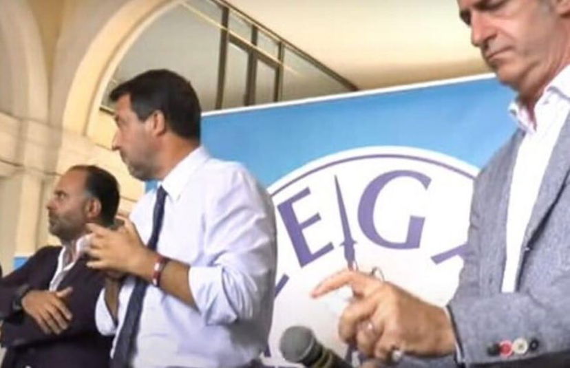 La vera storia della foto di Luca Zaia che disinfetta il microfono di Salvini | VIDEO article-post