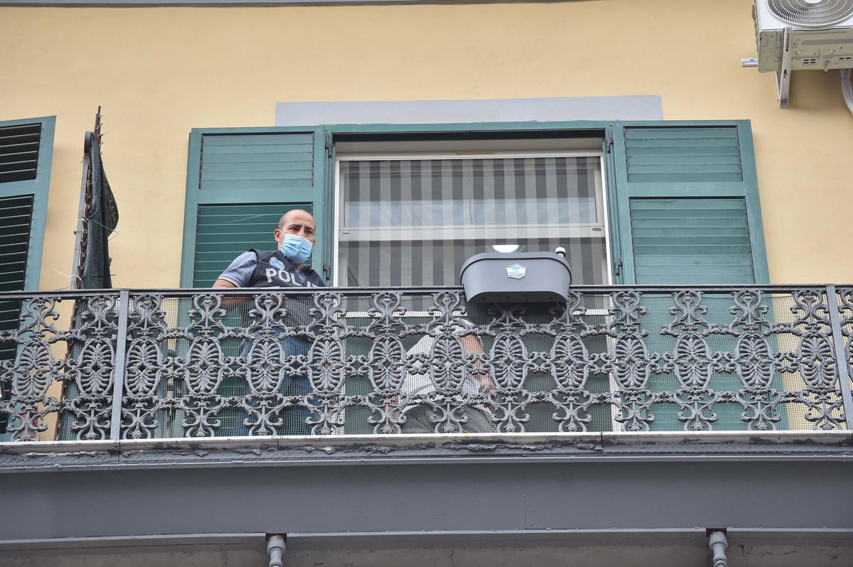 Il bimbo morto dopo una caduta dal balcone a Napoli potrebbe essere stato spinto giù article-post