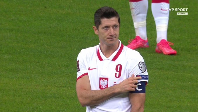 Come Lewandowski mette a tacere con un gesto i razzisti che fischiavano i calciatori inginocchiati | VIDEO article-post