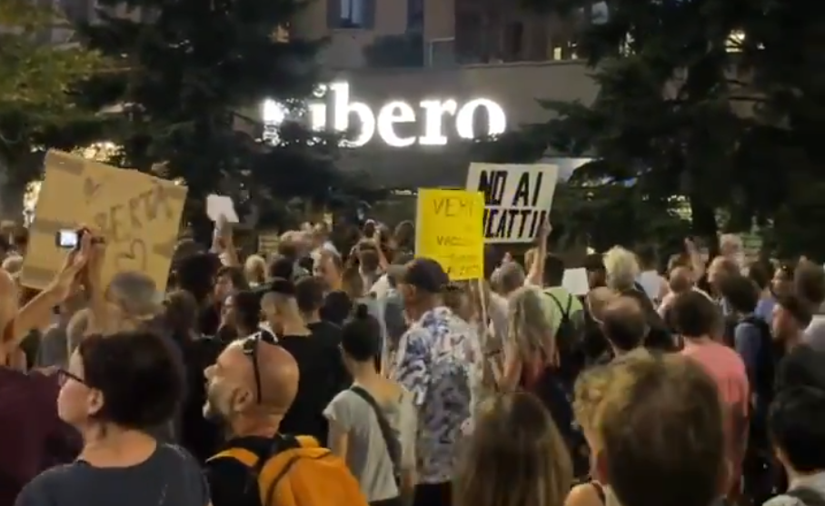 La rabbia dei no-vax anche sotto la redazione di Libero | VIDEO article-post