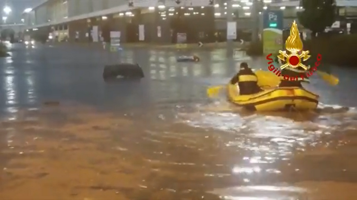 Le immagini del salvataggio con il gommone delle persone bloccate dall’acqua nelle auto a Malpensa | VIDEO article-post