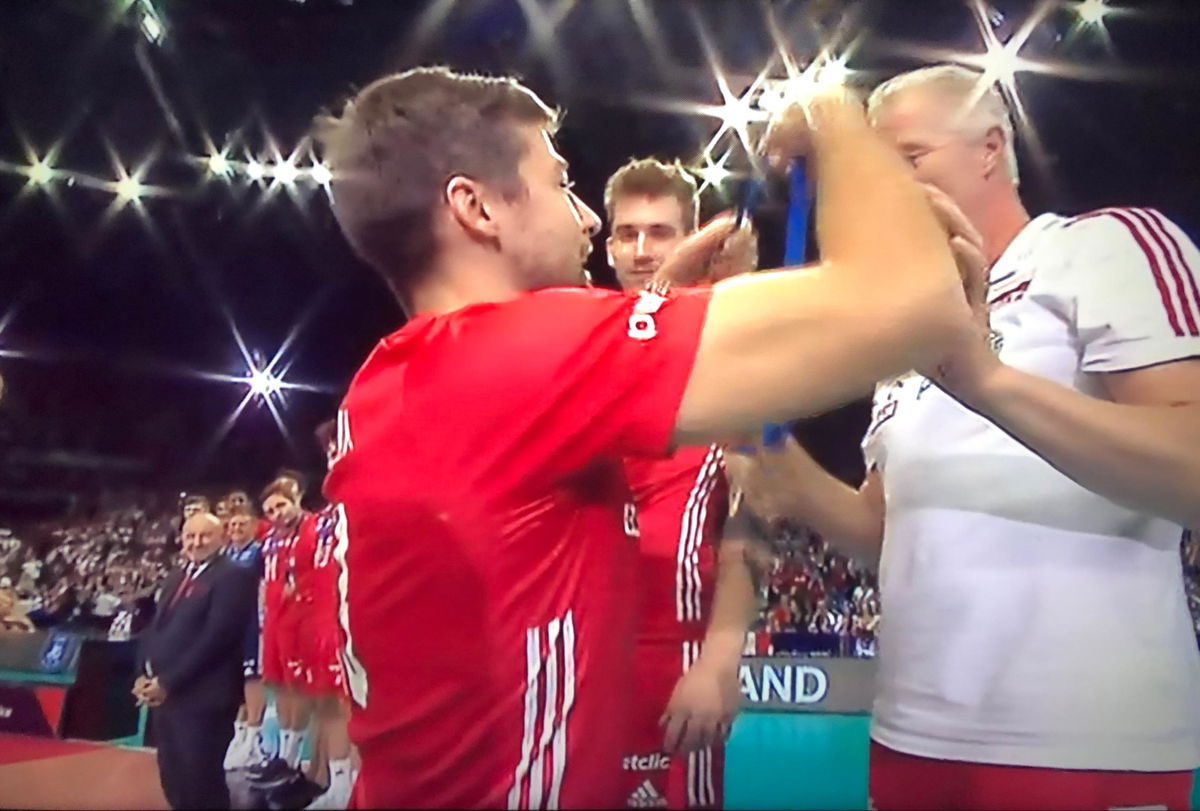 La lezione della Polonia che festeggia il bronzo come se avesse vinto gli Europei di pallavolo | VIDEO article-post