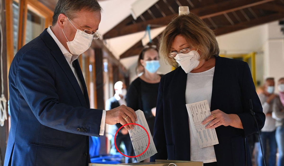 La gaffe di Armin Laschet alle elezioni in Germania: piega la scheda ma il voto si vede article-post