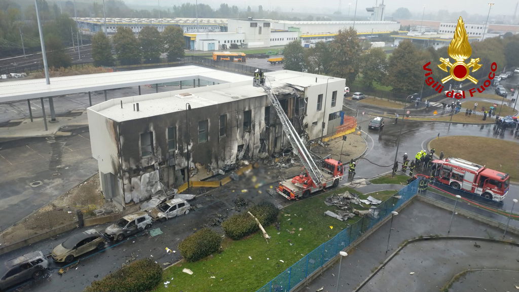 La deviazione all’ultimo minuto e l’aereo già in fiamme: cosa sappiamo della dinamica dell’incidente di San Donato article-post