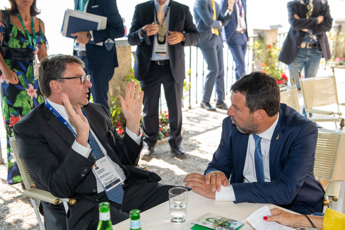 La telefonata di Salvini che si lamenta con Giorgetti article-post