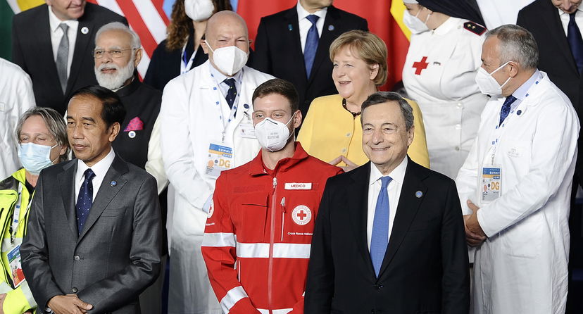 Chi è Valerio Mogini, il medico della Croce Rossa fotografato in mezzo a Draghi e Merkel al G20 article-post