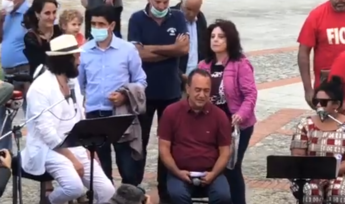 La standing ovation di Riace a Mimmo Lucano in lacrime | VIDEO article-post