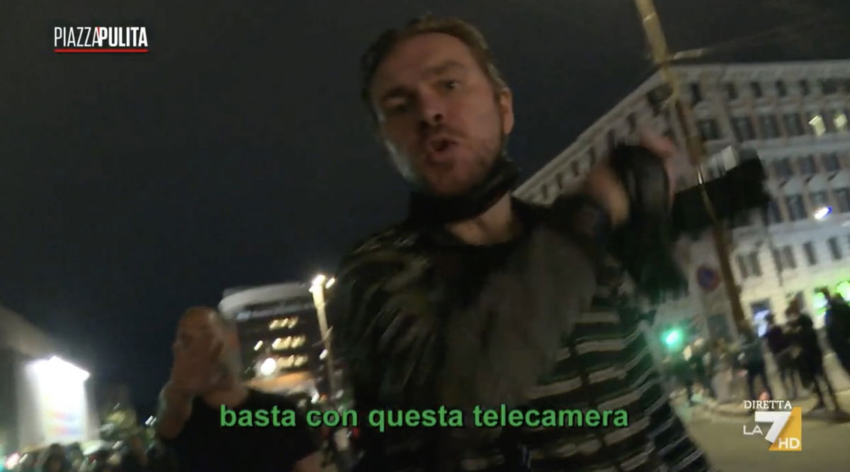 I No Green Pass aggrediscono la troupe di PiazzaPulita: “Sarete giustiziati” | VIDEO article-post