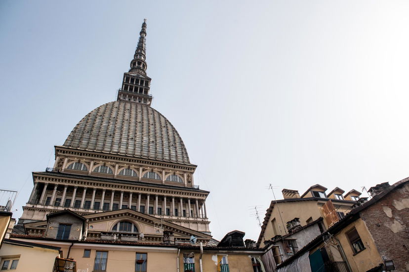 “Non siamo omofobi noi, sono loro che sono gay”: le assurde giustificazioni nel “condominio dell’odio” a Torino article-post