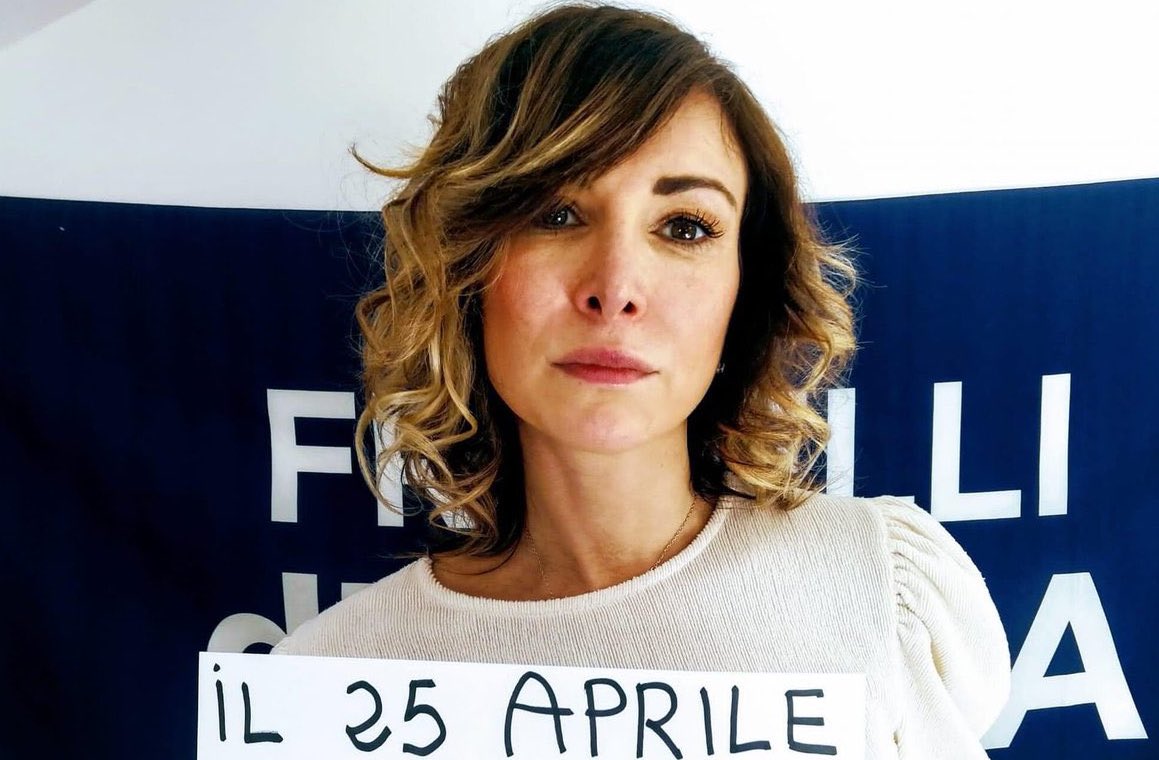 La toppa peggio del buco di Rachele Mussolini per la foto sul 25 aprile article-post