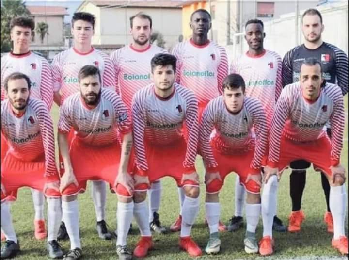 Il calciatore si prende un insulto razzista. E viene punita solo la sua squadra che ha lasciato il campo article-post