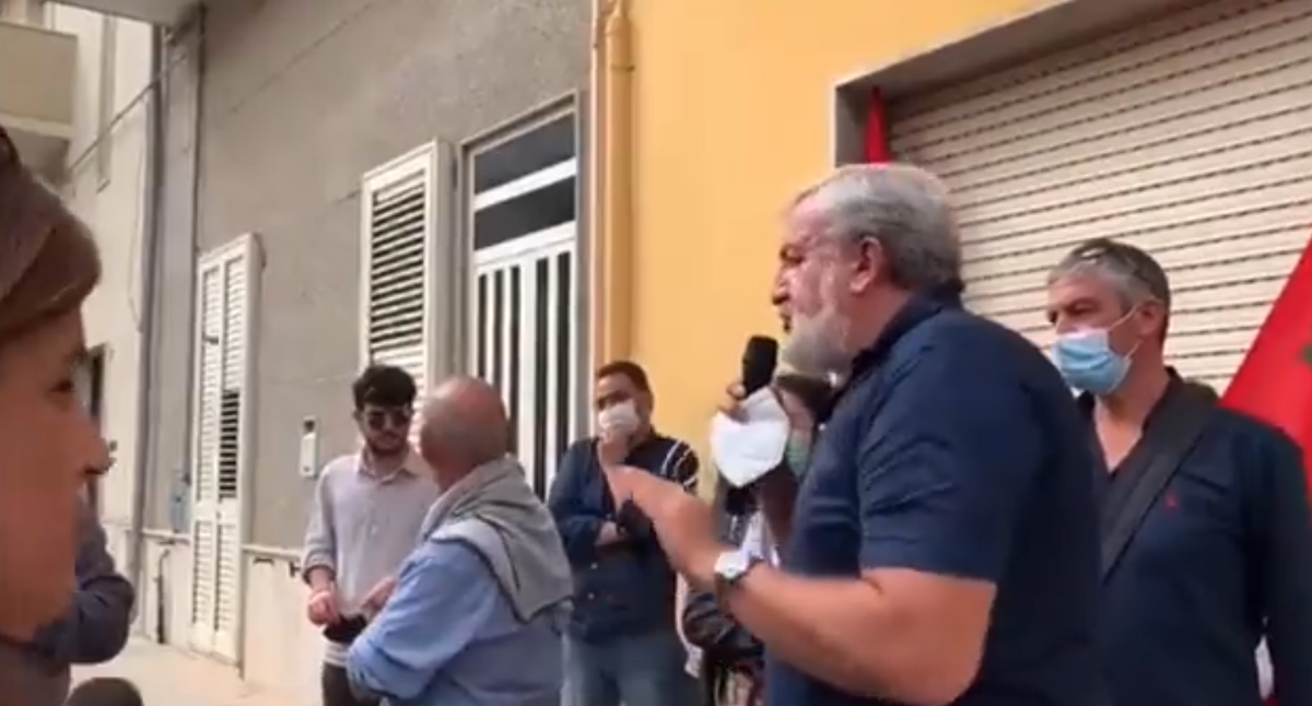 Emiliano contestato alla CGIL di Nardò, dove ha affossato il Pd in favore del sindaco vicino a Casapound | VIDEO article-post