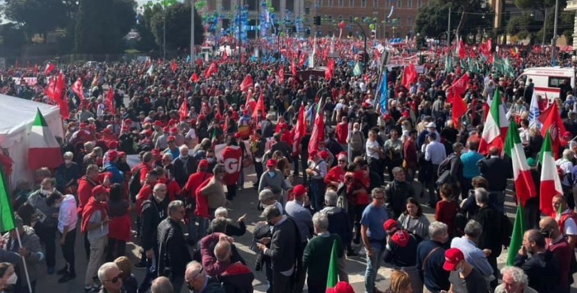 Manifestazione politica? La perfetta risposta di Landini: “Difendiamo la democrazia di tutti” article-post