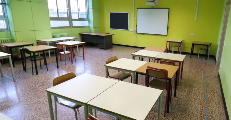 Professore minacciato con pistola da studente scuola banchi vuoti professoressa no vax