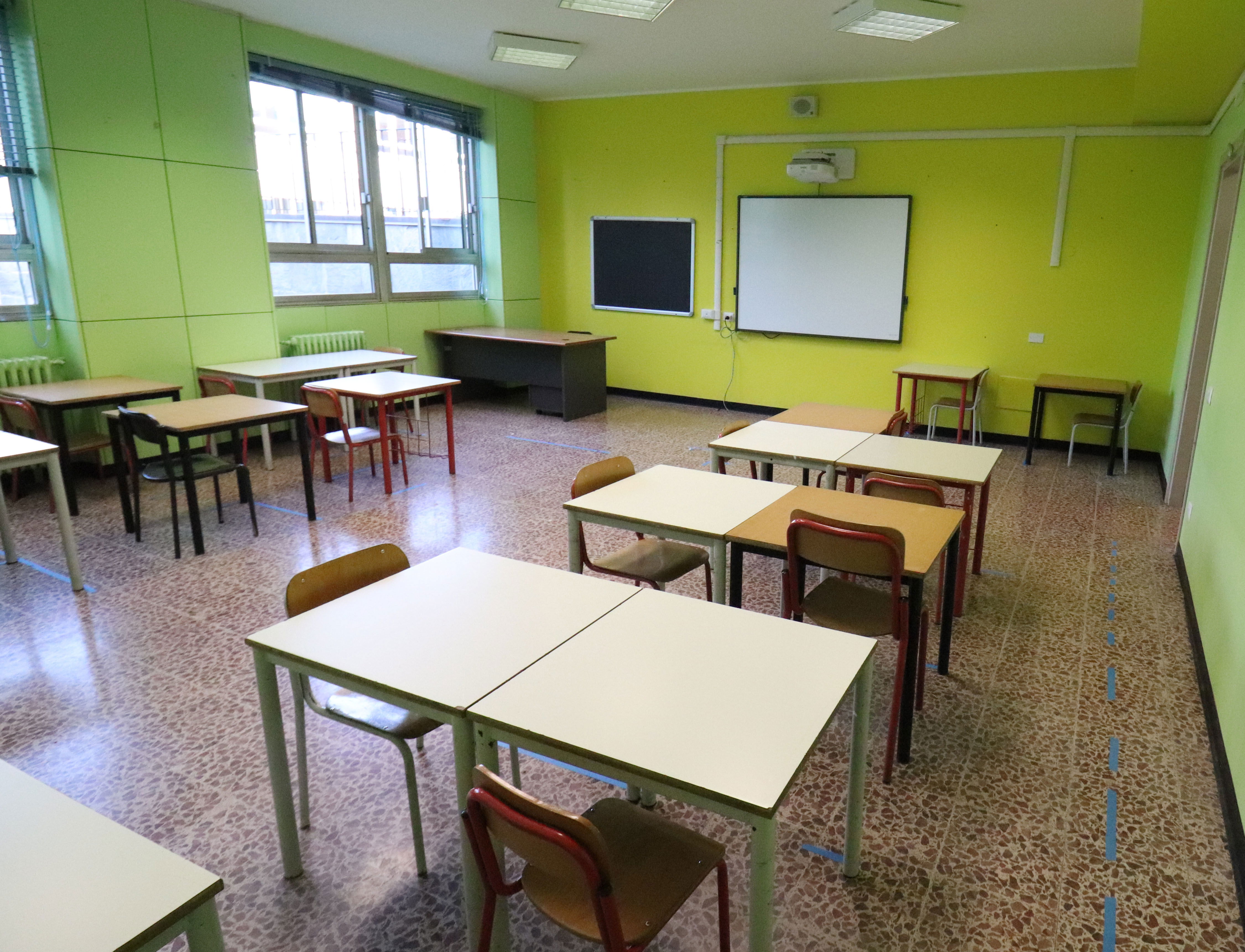 Professore minacciato con pistola da studente scuola banchi vuoti professoressa no vax
