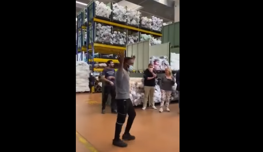 La sua auto viene distrutta dall’incendio. E il datore di lavoro gliela ricompra | VIDEO article-post
