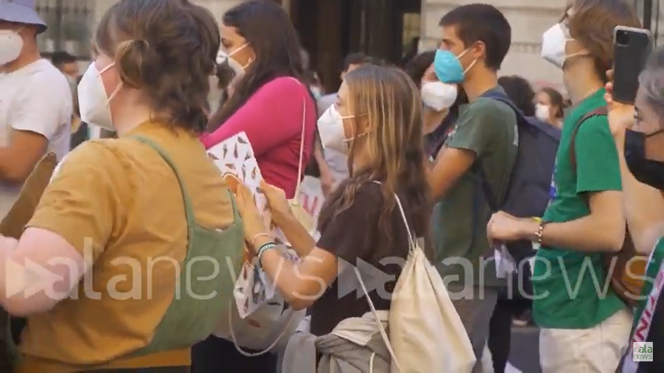 Greta Thunberg Balla Bella Ciao A Milano. Con Lei Migliaia Di Ragazzi ...