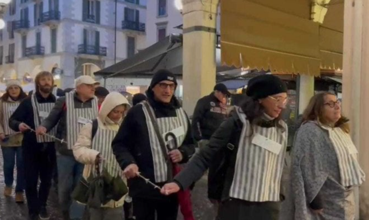 I “No Green Pass” a Novara sfilano imitando i deportati ad Auschwitz | VIDEO article-post
