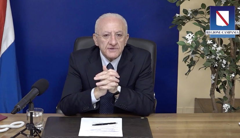 “Irresponsabili e ipocriti”, De Luca se la prende con Salvini e Meloni per le manifestazioni no pass | VIDEO article-post