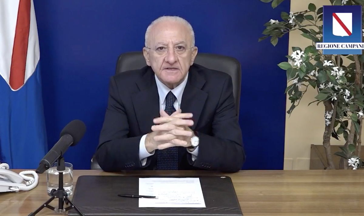 Il delirio di onnipotenza di De Luca: “Sulle vaccinazioni ascoltate me, non Roma. Non l’ISS” | VIDEO article-post