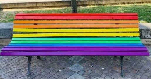 Elio Vito panchina arcobaleno Montecitorio