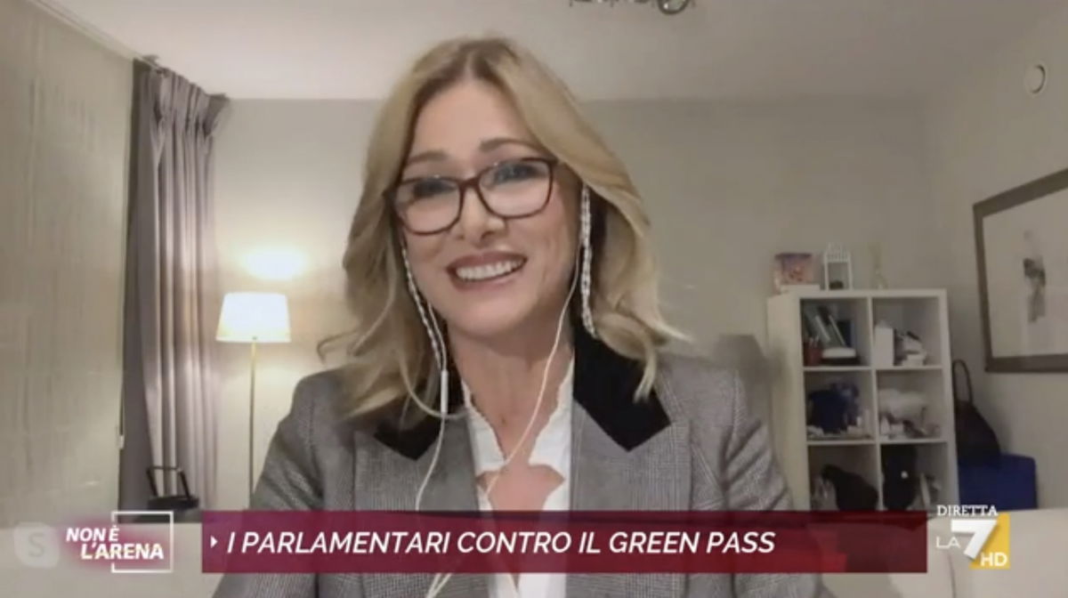 La faccia di Francesca Donato quando viene beccata a leggere l’iPad in diretta | VIDEO article-post