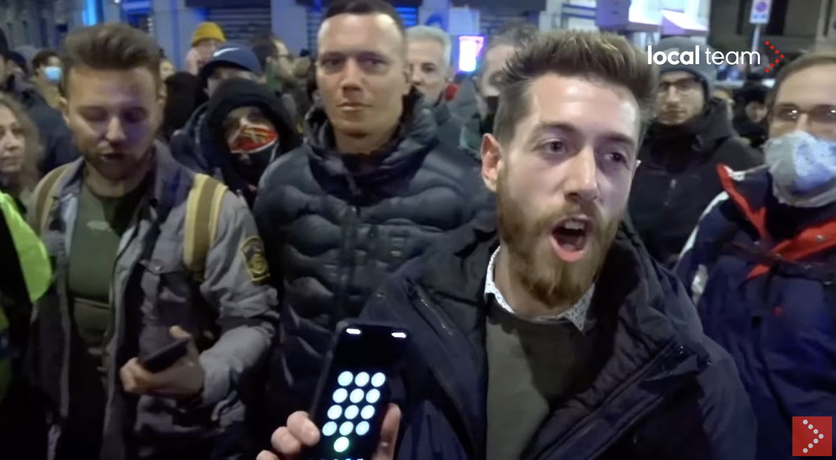 La meravigliosa scena dei no pass che chiamano il 112 perché la polizia li sta bloccando | VIDEO article-post