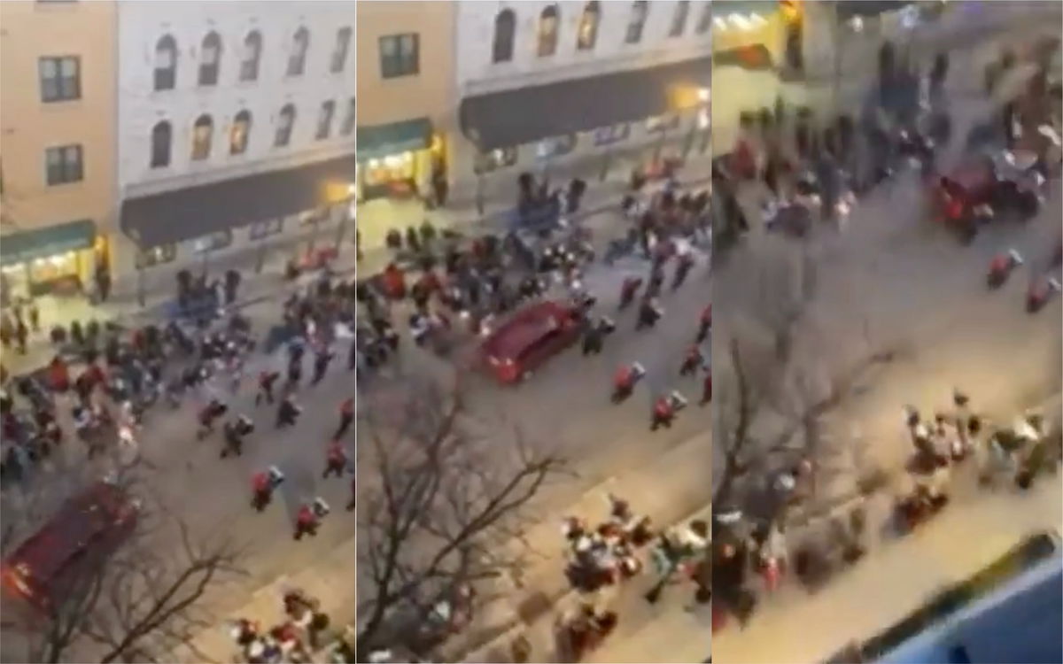 Il Suv rosso che piomba sulla folla del corteo natalizio a Waukesha (Wisconsin) | VIDEO article-post