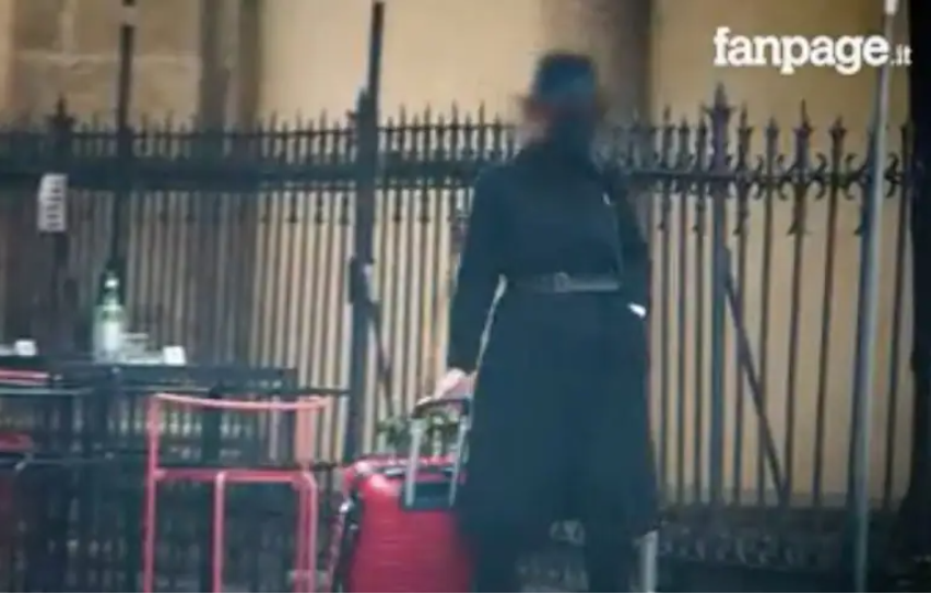 La quarta persona indagata dopo l’inchiesta di Fanpage su FdI è la donna che porta via il trolley con i soldi article-post