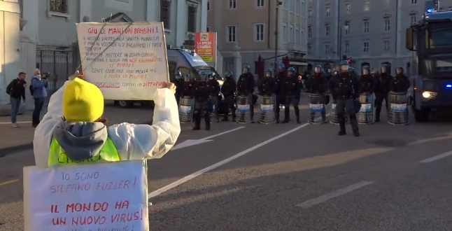 La delusione dei “No Green Pass” che speravano di manifestare in centro a Trieste | VIDEO article-post