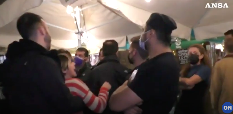 Il no-vax che mostra i genitali a una barista del Circo massimo | VIDEO article-post