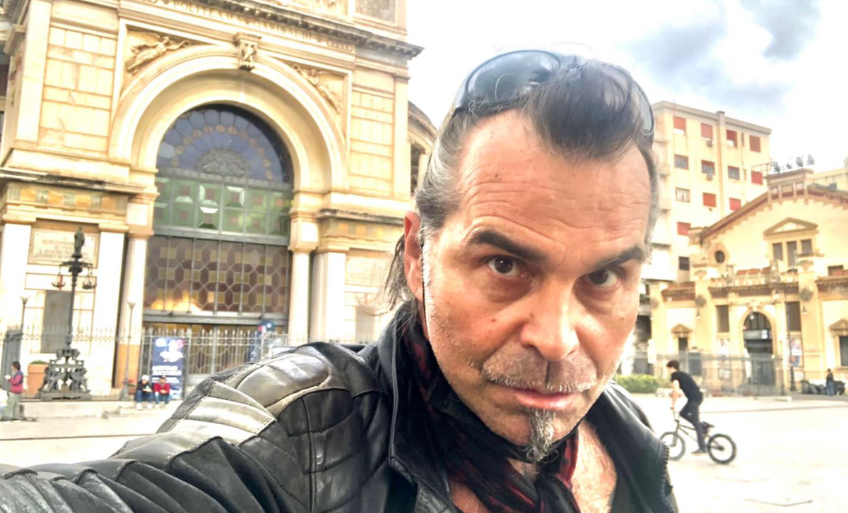 «I leghisti sparano sull’annuncio della mia “porno moglie-direttrice d’orchestra” e non vedono le sconcezze dei nopass»: l’attacco di Piero Pelù article-post