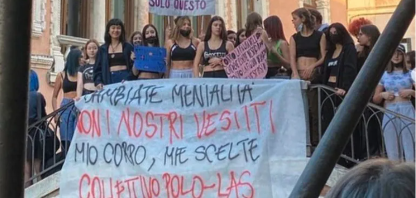 La prof di educazione fisica che vieta il top sportivo alle ragazze “per non distrarre i compagni maschi” article-post