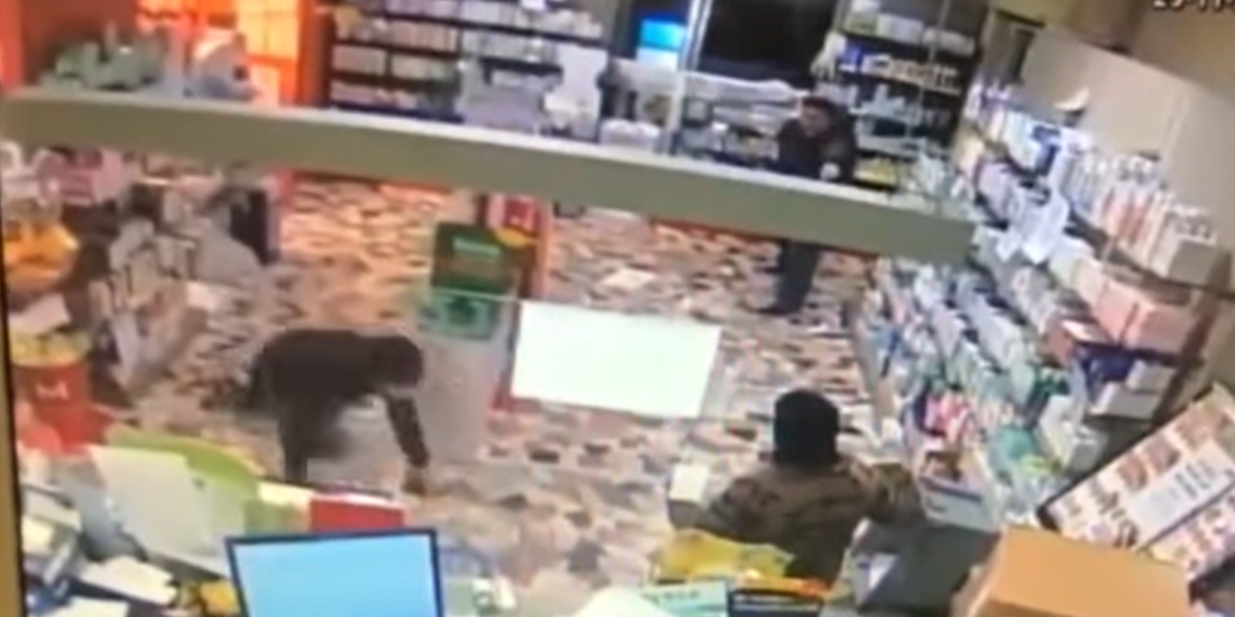 Il padre del sedicenne che ha rapinato una farmacia e accoltellato un carabiniere: “Ha fatto una cavolata, ma è un bravo ragazzo” article-post