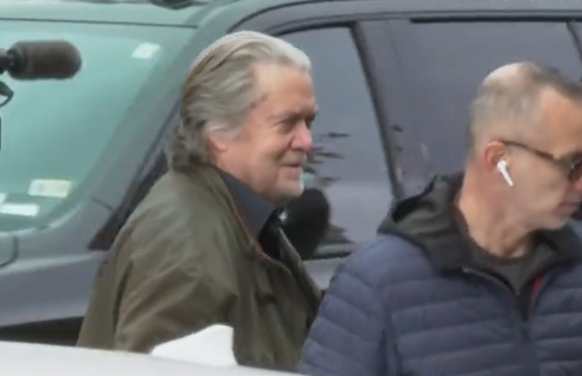 Steve Bannon si consegna all’Fbi, verrà giudicato per l’assalto a Capitol Hill | VIDEO article-post