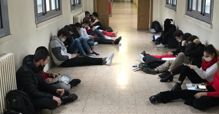 studenti liceo bottoni milano protesta professore violenza sulle donne