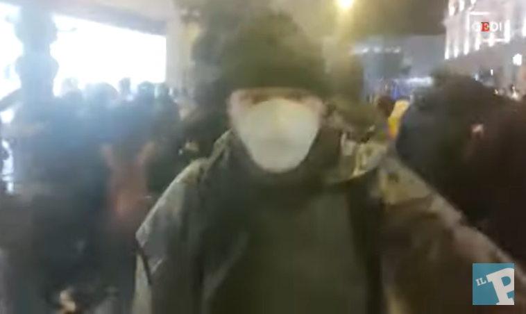 Il giornalista del Piccolo che si prende una testata dai no pass di Trieste | VIDEO article-post