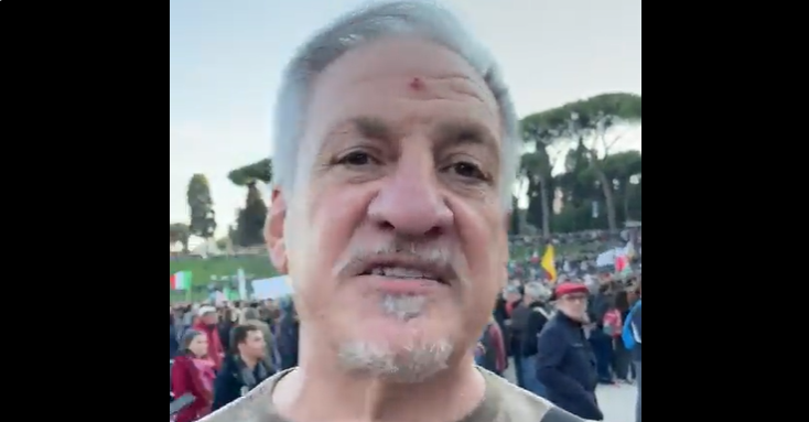 Chi è l’uomo che ha dato una testata a Selvaggia Lucarelli durante la manifestazione “no green pass” article-post