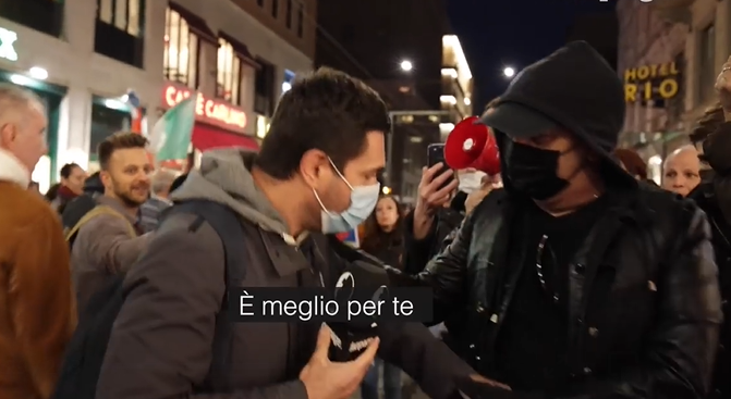 L’aggressione a Saverio Tommasi di Fanpage nel corteo “no pass” di Milano | VIDEO article-post