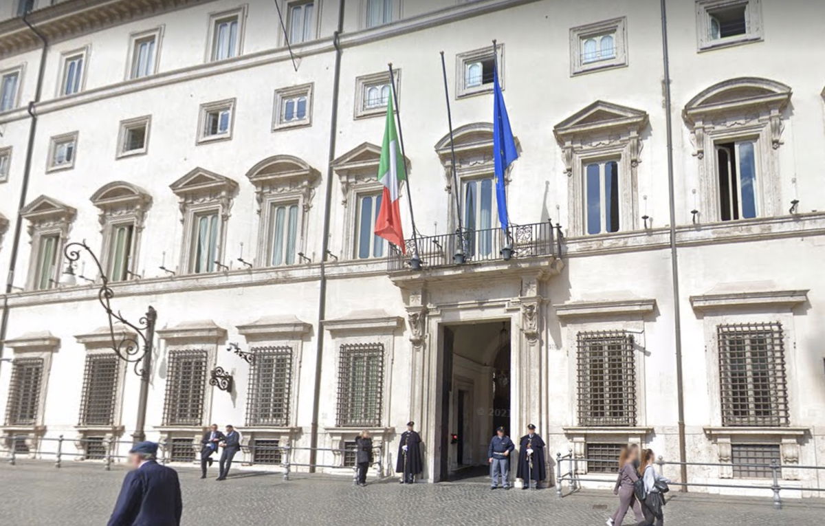 L’incredibile storia dei due centralinisti-amanti di Palazzo Chigi ricattati e registrati dal collega article-post