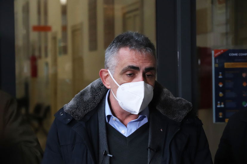 Insulti e minacce a Fabrizio Pregliasco dai no-vax in piazza a Milano article-post