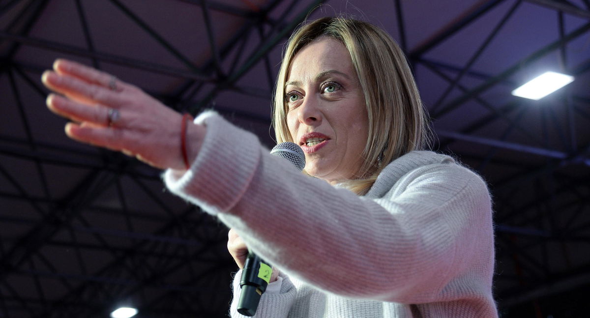 Covid, Meloni smantella tutto: reintegra i sanitari non vaccinati, cancella l’obbligo di mascherina e le multe ai no vax article-post